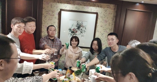 Shipper mở tiệc tân gia mời cả công ty, đến nơi tất cả chết lặng