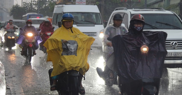 Chiều nay, mưa trái mùa trút xuống TPHCM, nguyên nhân do đâu?