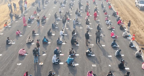 Ấn Độ tổ chức thi ở... sân bay