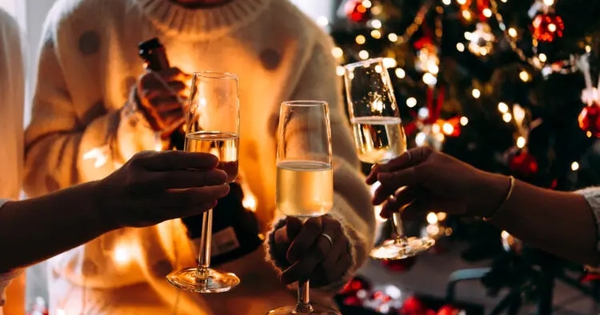 Sau một đêm Noel vui quá chén, điều cơ thể thật sự cần không phải là "xông hơi" - nhiều người vẫn đang làm sai