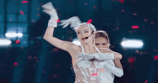 Cô gái Việt đẹp đến mức được truyền thông xứ Trung tung hô là "nữ thần", soi mặt mộc mới ngỡ ngàng