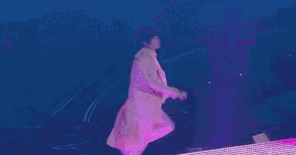 Nam ca sĩ A.T ngã đập gáy xuống sân khấu, fan quyên góp luôn 1,7 tỷ đồng trong 3 giờ