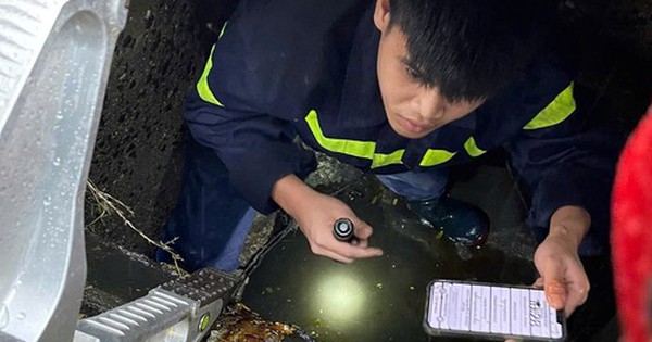 Xúc động hình ảnh Công an Đà Nẵng chui xuống cống, tìm điện thoại cho du khách