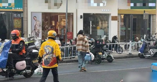 Mở cửa vào quán trà sữa lấy đơn, nam shipper sững người khi thấy nhân viên đã gục dưới sàn