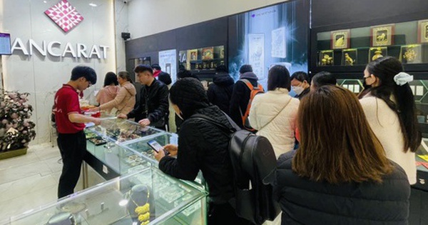 Giá bạc tăng mạnh, người dân Hà Nội xếp hàng mua