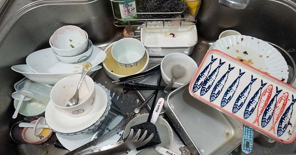 Cảnh báo khẩn cho những ai có thói quen để bát đĩa bẩn trong bồn rửa qua đêm