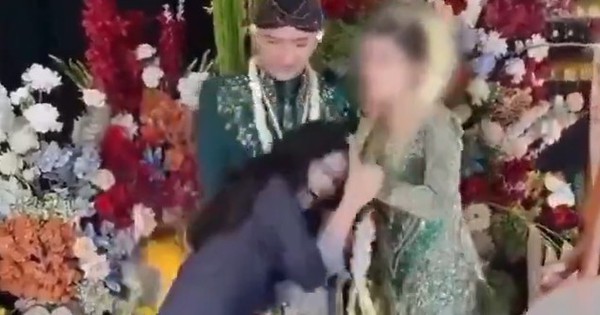 Bạn gái cũ hôn tay chú rể trong đám cưới, cô dâu có phản gây sốc