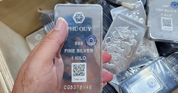 Loạn giá bạc 'sang tay'