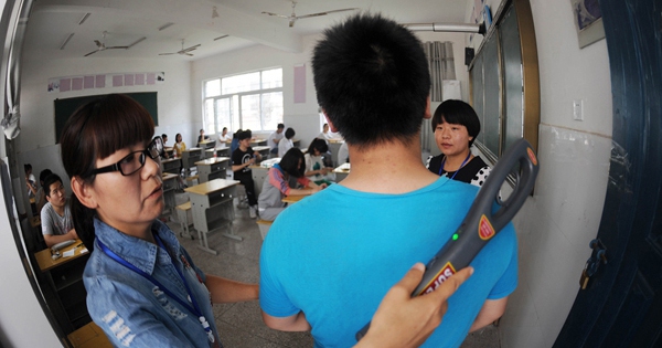 Nam sinh bị điểm 0 vì chép bài bạn, đến khi giáo viên tra lại camera thì... - Sự thật khiến cả lớp sốc nặng!
