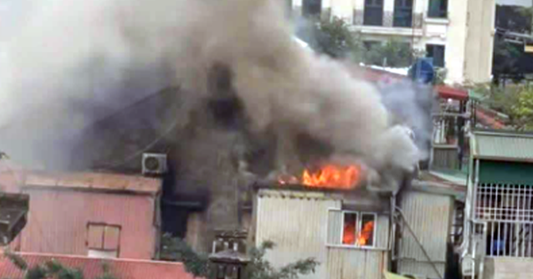 Cháy nhà lúc giữa trưa tại khu tập thể cũ ở trung tâm Hà Nội