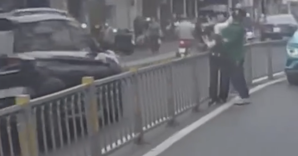 Nữ tài xế lao vào "bất phân thắng bại" với người giao hàng trên đường phố TP.HCM