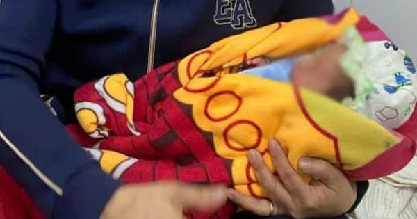 Bé trai sơ sinh bị bỏ rơi trong chòi trông cá giữa trời mưa rét