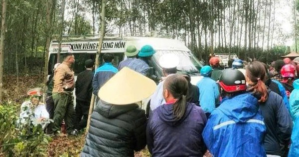 Đưa tang anh, em trai bị xe chở quan tài đè tử vong