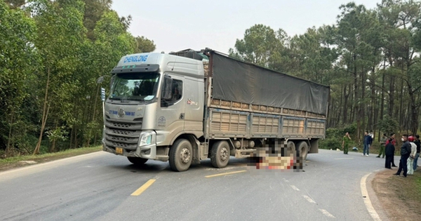 Quảng Bình: Xe máy chở 3 học sinh tông xe tải, một em tử vong