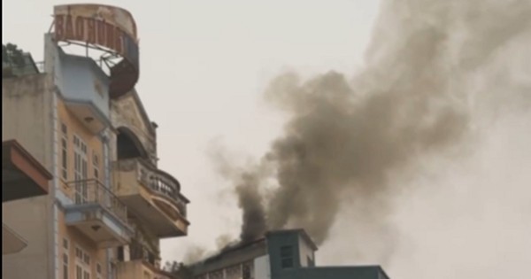 Hà Nội: Cháy ngùn ngụt tại tầng tum ngôi nhà 9 tầng