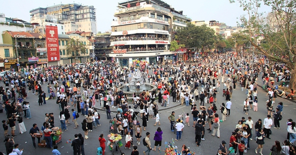 Dòng người liên tục đổ về chụp ảnh với Hàm Cá Mập vào cuối tuần