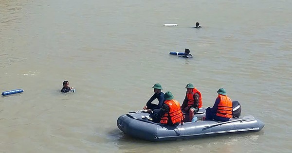 Phát hiện 2 thi thể thiếu nữ ôm chặt nhau dưới sông