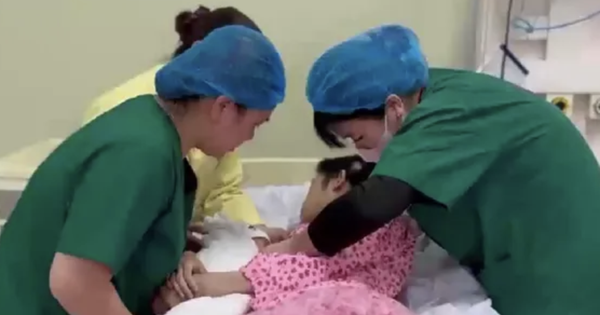 Hà Nội: Giây phút con dâu tỉnh dậy sau cơn hôn mê 70 ngày, mẹ chồng rơi nước mắt vì điều này