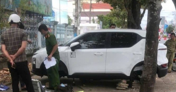 Xe ô tô đậu trên vỉa hè bị trộm mất 4 bánh