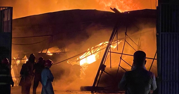 Hà Nội: Nhà xưởng bốc cháy dữ dội trong đêm, cột khói cuồn cuộn cao hàng chục mét