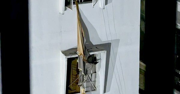 Cháy tại nhà 5 tầng lúc nửa đêm, nhiều người đu rèm cửa thoát nạn