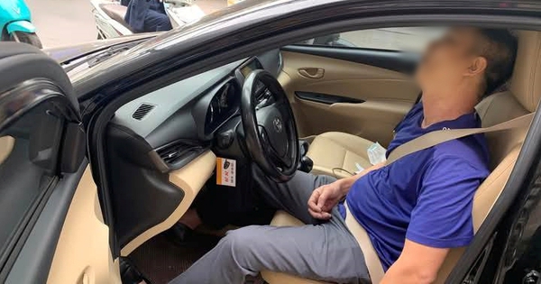 Hà Nội: Tài xế bất ngờ nguy kịch khi đang lái ô tô, người dân nhanh chóng kêu cứu