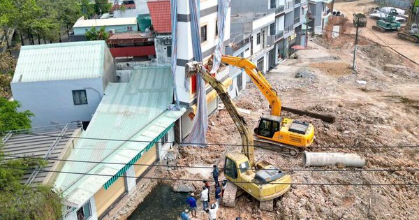 Dùng máy xúc chống đỡ nhà 3 tầng sắp sập: Chủ nhà bỏ ý định mời "thần đèn" giải cứu