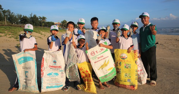 Quảng Nam: Không ngủ nướng cuối tuần, các nhóc tì này chọn đi... nhặt rác!