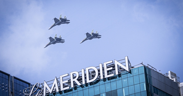 Hàng loạt trực thăng, tiêm kích tập dượt trên bầu trời Dinh Độc Lập, người dân ngắm nhìn đầy háo hức