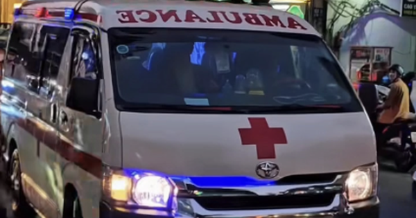Xe cứu thương chở dàn diễn viên phim "Âm dương lộ" hoạt động chui