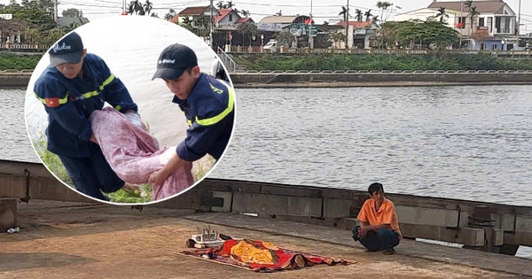 Xót xa cảnh người bố bần thần, đau đớn bên thi thể con trai bị đuối nước: Vừa được tặng chiếc tủ sách mới còn chưa kịp dùng