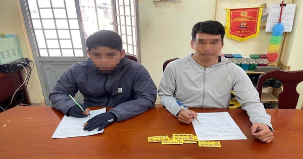 Rải tờ rơi quảng cáo dịch vụ “hỗ trợ tài chính” nhận công 400 nghìn: Hai thanh niên bị xử phạt 3 triệu đồng, phải nhặt lại hết tờ rơi đã rải