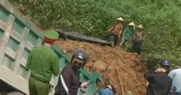 Xe tải lao xuống vệ đường sau tai nạn, tài xế chết trong cabin