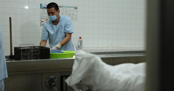 Ban đêm bên trong nhà tang lễ ở TP HCM