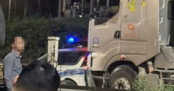 Tài xế lái xe quá tải bỏ chạy đâm ô tô CSGT quay ngang trên đường