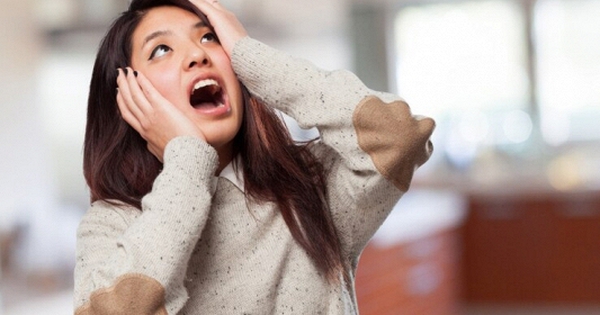 Bố chồng không có lương hưu, tôi vẫn chăm sóc chu đáo, lúc hấp hối, ông đưa tôi cái gối rách rồi thì thào: "Cho con dâu"