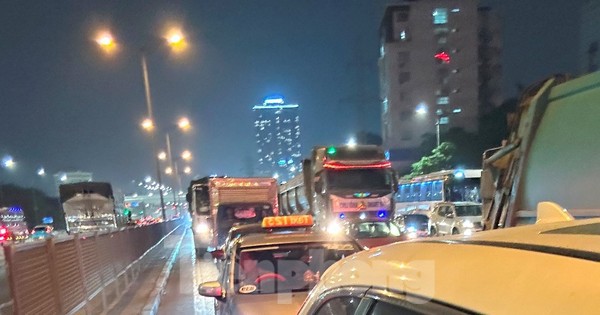 Hà Nội: Đường vành đai 3 tắc "không lối thoát" từ cao xuống thấp