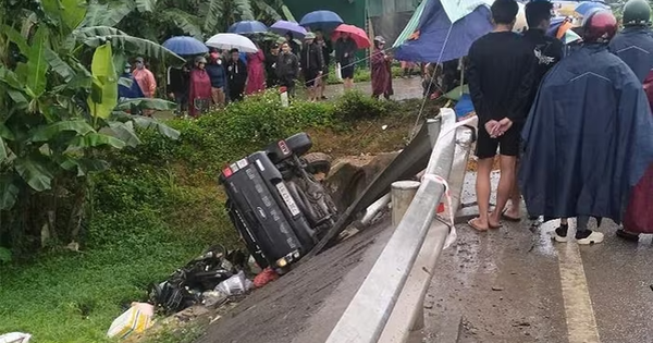 Xe máy va chạm ô tô bán tải ở Hà Tĩnh, 3 người thương vong