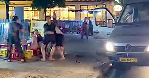 Xác minh clip 3 người ẩu đả cạnh ô tô 16 chỗ ở TP HCM