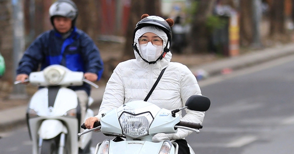 Hà Nội lạnh 13 độ C trong những ngày “nàng Bân may áo cho chồng”, người dân co ro khoác áo dày ra đường