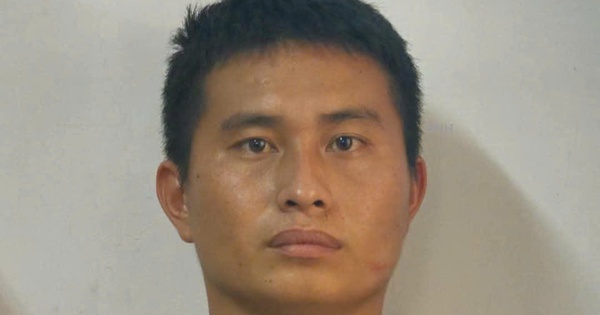 Clip ghi lại tai nạn thương tâm, cuộn vải bạt đè chết nam bảo vệ ngay cổng công ty