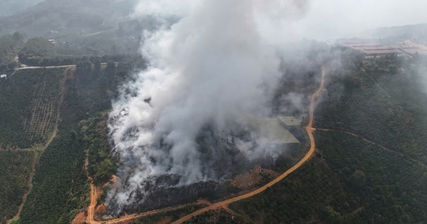 Đang cháy bãi rác ở Lâm Đồng, khói ngút trời khiến hàng ngàn người dân lo sợ