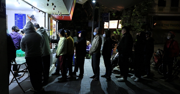 Cảnh tượng lạ vào đúng 5h sáng trên phố Hà Nội trong ngày Tết Hàn thực