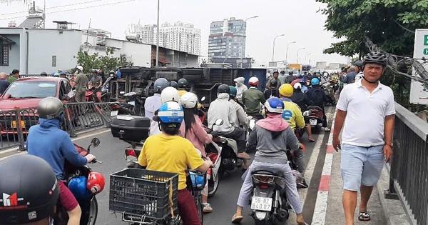 TP HCM: Ô tô tải lật, cảnh sát phong toả cầu Chữ Y
