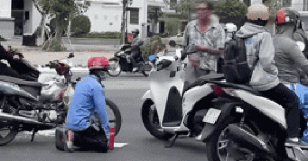 Cảnh tượng lạ trên đường phố: Người đàn ông quỳ gối xin lỗi, thái độ chủ xe SH gây tranh cãi dữ dội