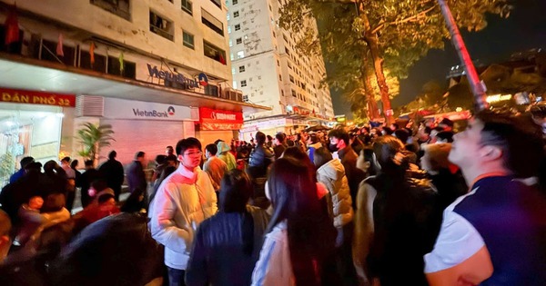 Hà Nội: Cháy căn hộ chung cư lúc nửa đêm, nhiều người hoảng loạn bỏ chạy xuống đường