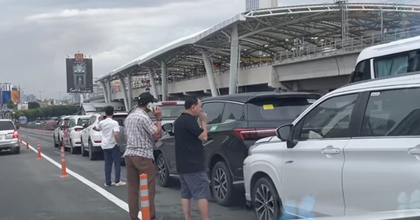 Tai nạn liên hoàn 6 ô tô trên cầu Sài Gòn sau cơn mưa