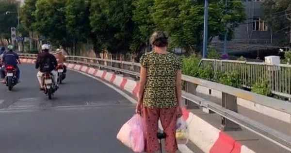 Xử phạt người phụ nữ đi xe điện cân bằng trên cầu ở TPHCM