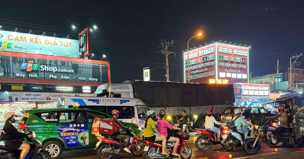 Hai mẹ con đi xe máy bị xe tải tông tử vong tại chỗ