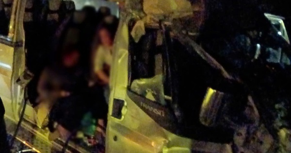 Xe khách chở 13 người tông xe tải đậu ven đường ở Thanh Hoá lúc nửa đêm